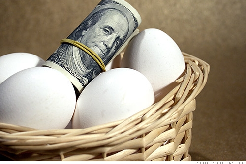 Huevos en una canasta con dinero fondo mutuo